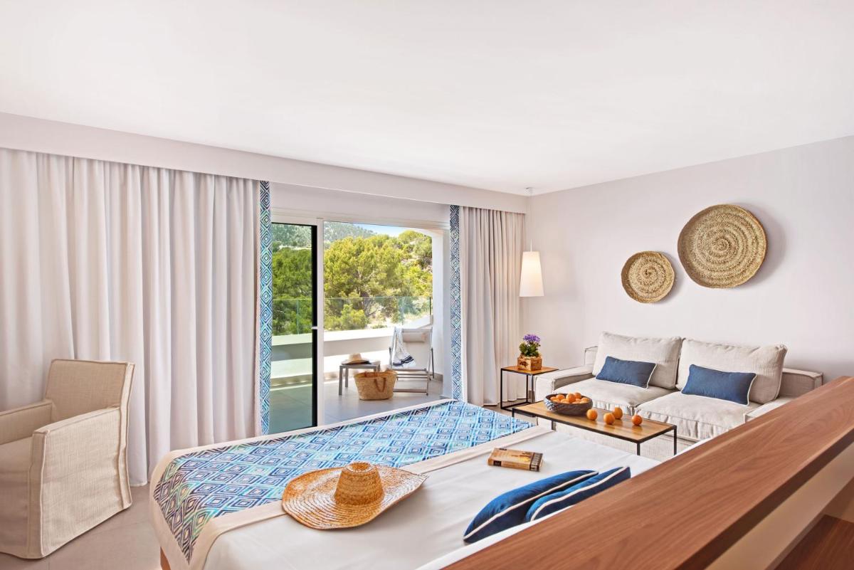 una habitación de hotel con una cama y un sofá en Bahia Suites Camp de Mar, en Camp de Mar 45 fotos más