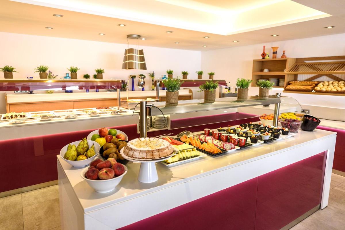 Comida en o cerca de este apartahotel
