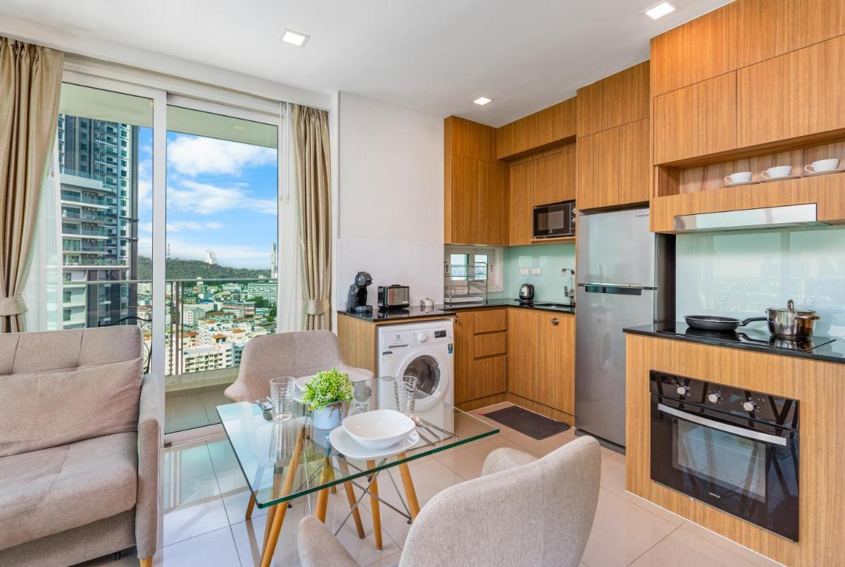 Rare Panoramic Sea, City & Mountain Views - XXL Balcony - Free Fast WIFI - Pool - City Garden Tower 2317 - Housity