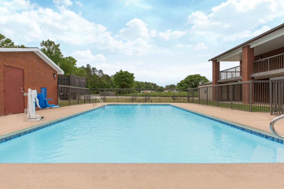 Days Inn by Wyndham Childersburg - Housity