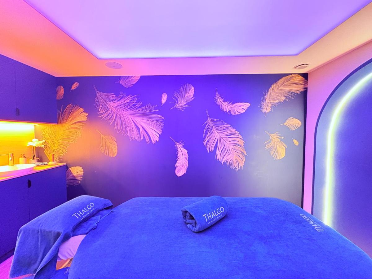 Un ou plusieurs lits dans un hébergement de l'établissement Brit Hotel Piscine & Spa - Fougères
