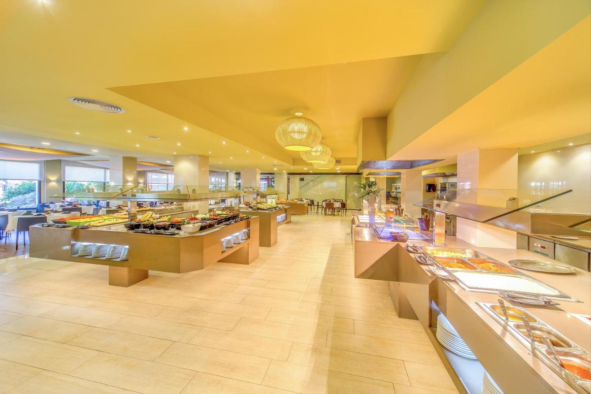 Comida en o cerca de este hotel