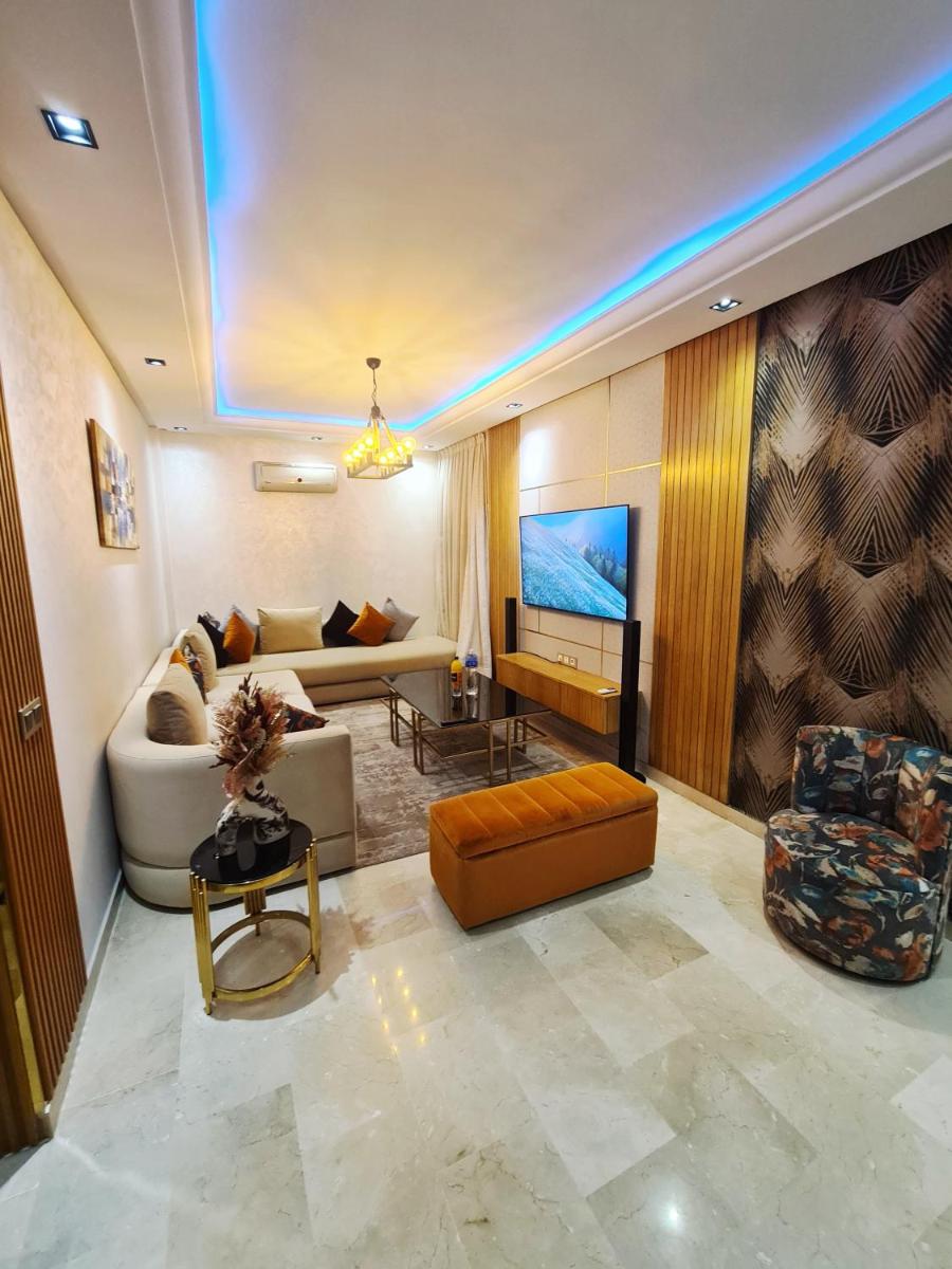 luxury apartment opposite HASSAN 2 MOSQU and FAIR international casablanca and SEA , near downtwn , INTERDIT COUPLES ARAABIC NON MARIÈ, FORBIDDEN UNMARRIED ARAABIC COUPLES , 2 room, 2 living rooms and 2 bathrooms basement car park FREE , apartment with - Hizvo