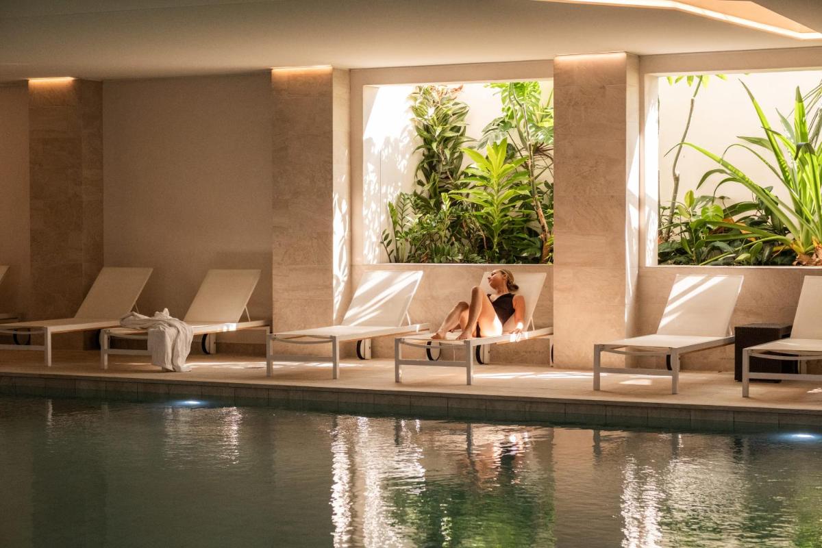 Piscine de l'établissement Hôtel Helios & SPA - Ile des Embiez ou située à proximité