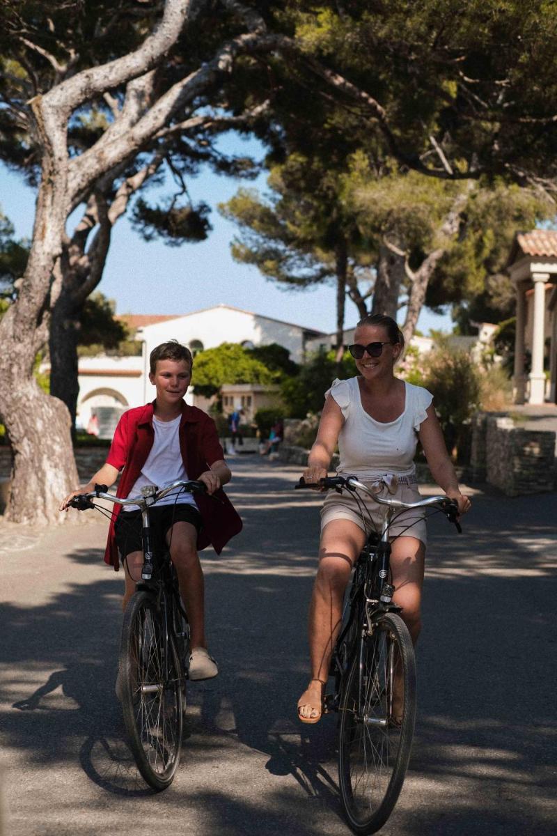 deux personnes faisant du vélo dans une rue dans l'établissement Hôtel Helios & SPA - Ile des Embiez, à Six-Fours-les-Plages 55 autres photos