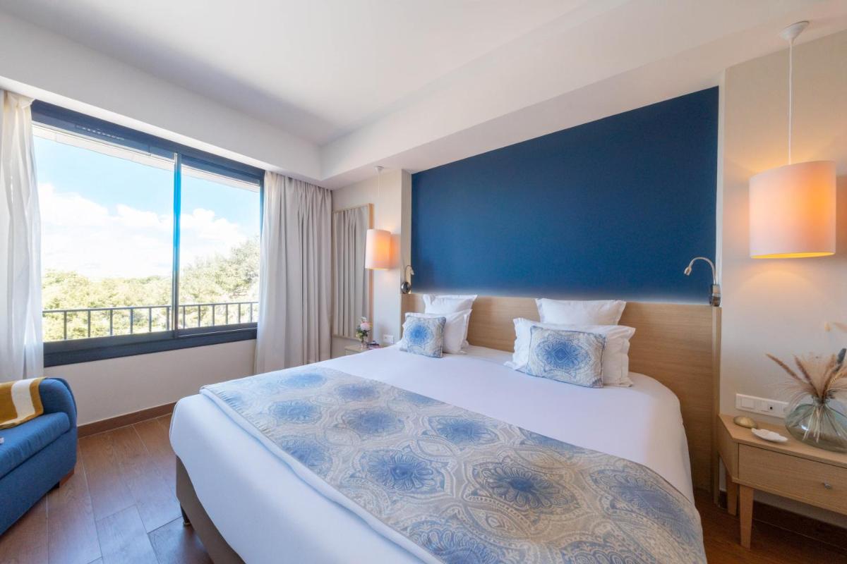 Un ou plusieurs lits dans un hébergement de l'établissement Hôtel Helios & SPA - Ile des Embiez