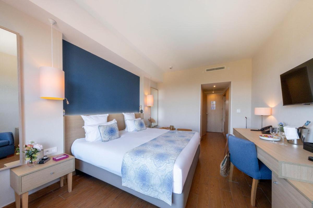 Un ou plusieurs lits dans un hébergement de l'établissement Hôtel Helios & SPA - Ile des Embiez