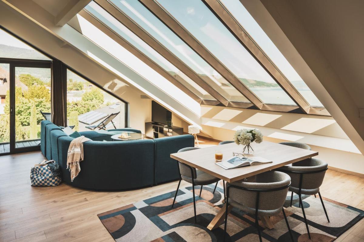 un salon avec un canapé et une table dans l'établissement Villa Caroline, Lac d'Annecy, à Duingt