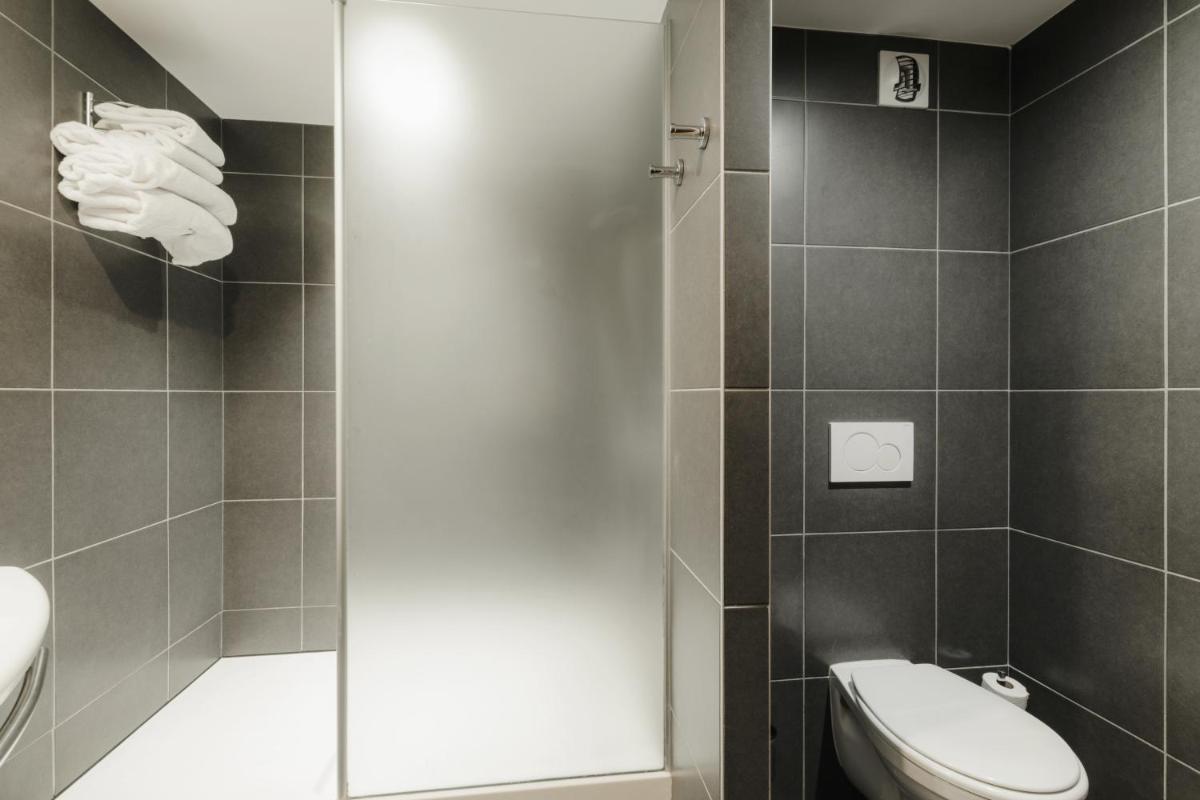 Salle de bains dans l'établissement Mercure Annecy Sud