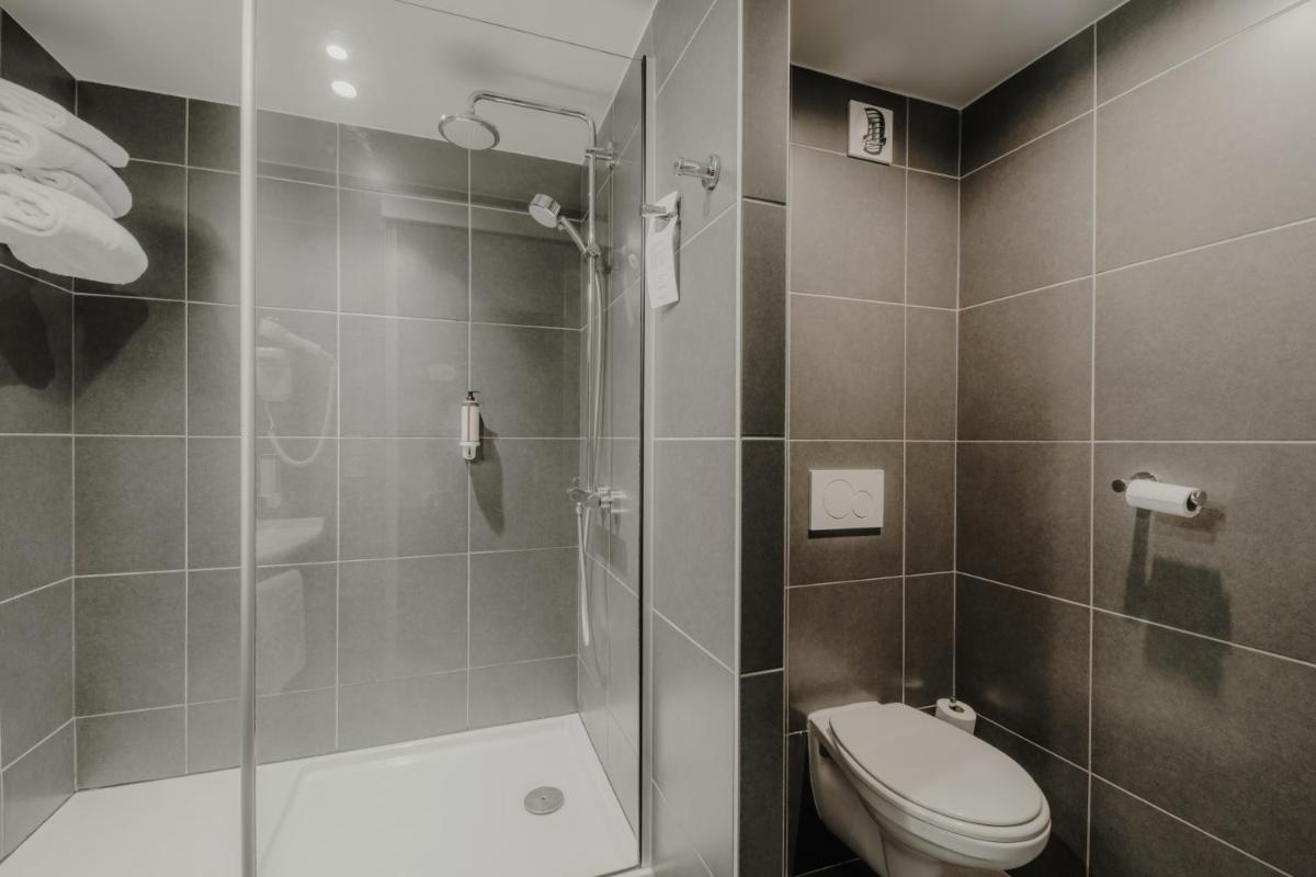 Salle de bains dans l'établissement Mercure Annecy Sud