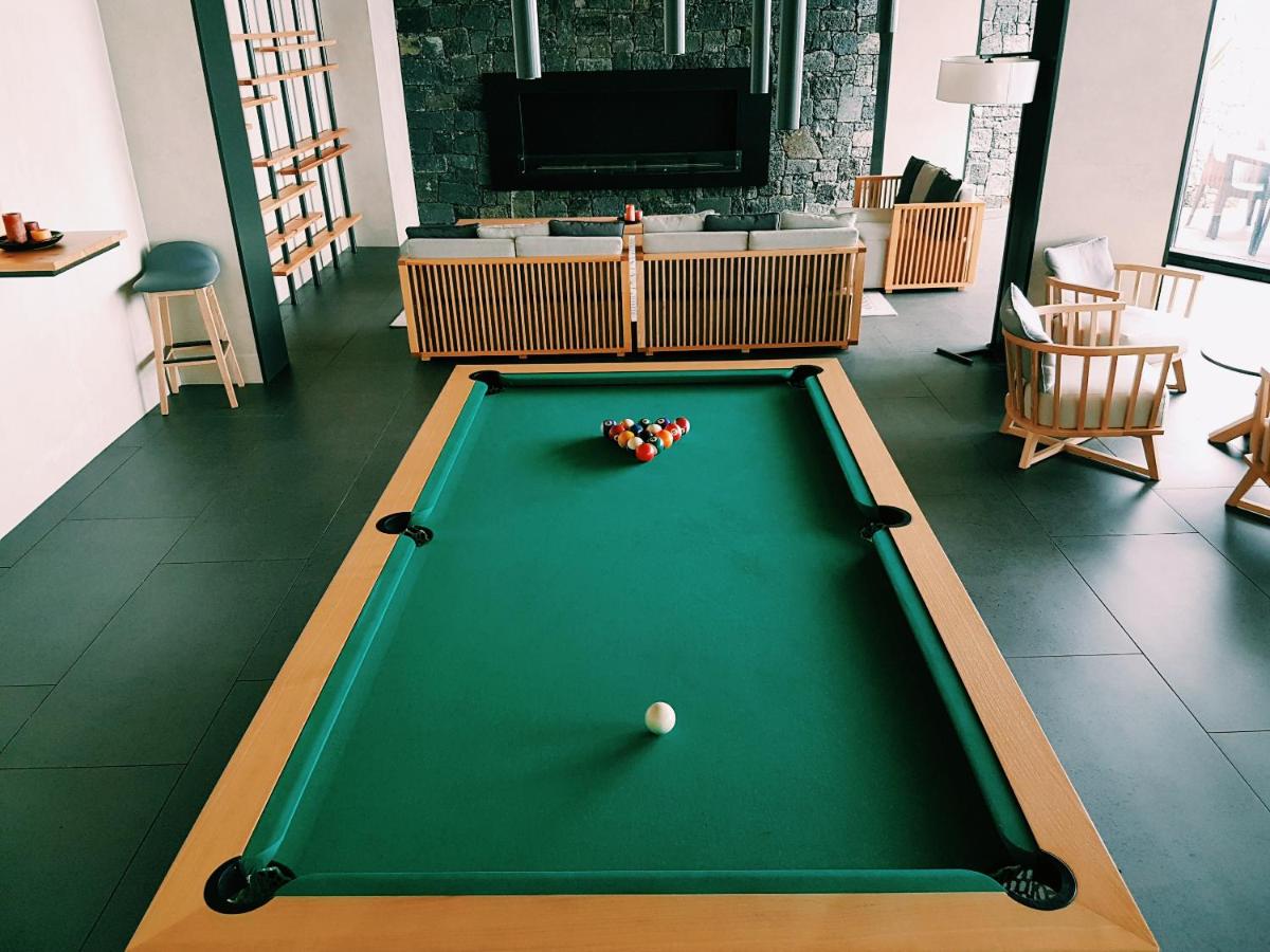 Uma mesa de bilhar em Pedras do Mar Resort & Spa