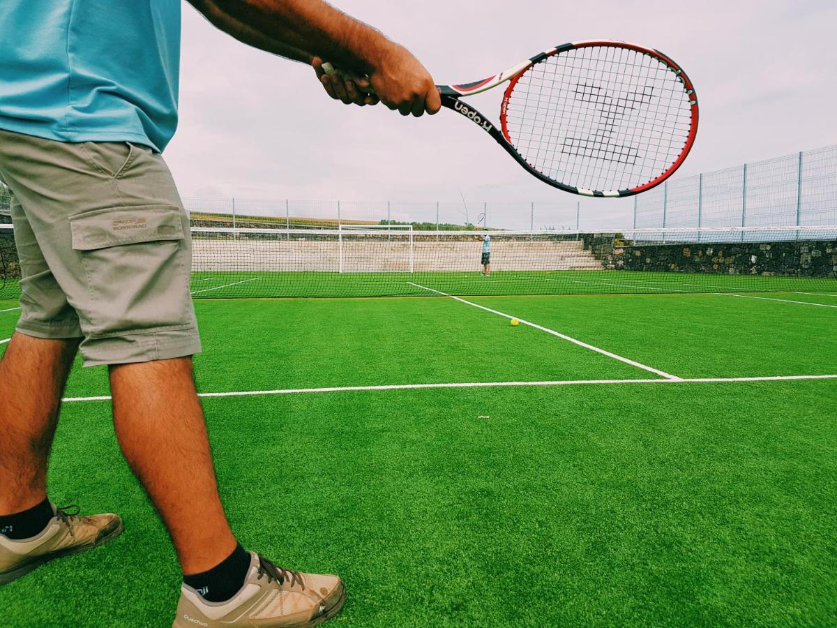 Comodidades para jogar ténis e squash em Pedras do Mar Resort & Spa ou nas proximidades