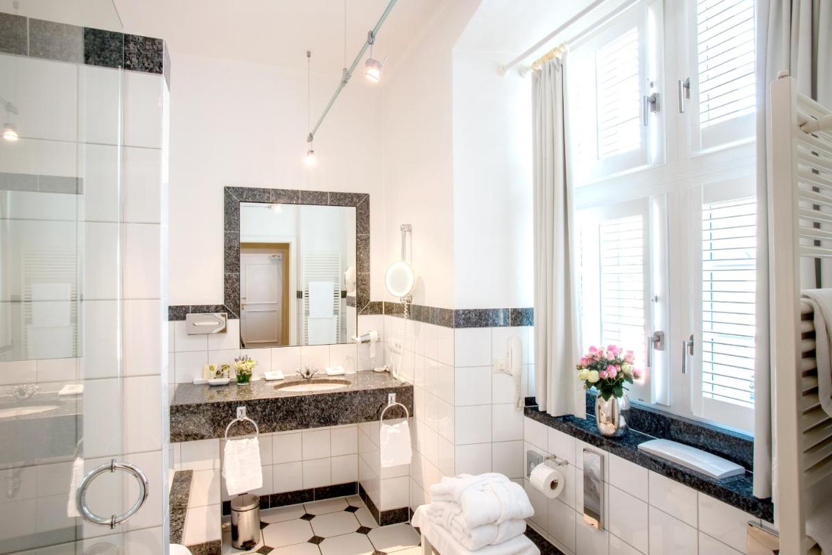 Ein Badezimmer in der Unterkunft Schlosshotel Hugenpoet