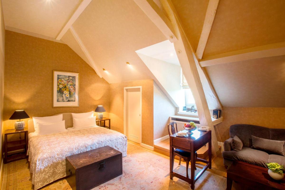 Ein Bett oder Betten in einem Zimmer der Unterkunft Schlosshotel Hugenpoet