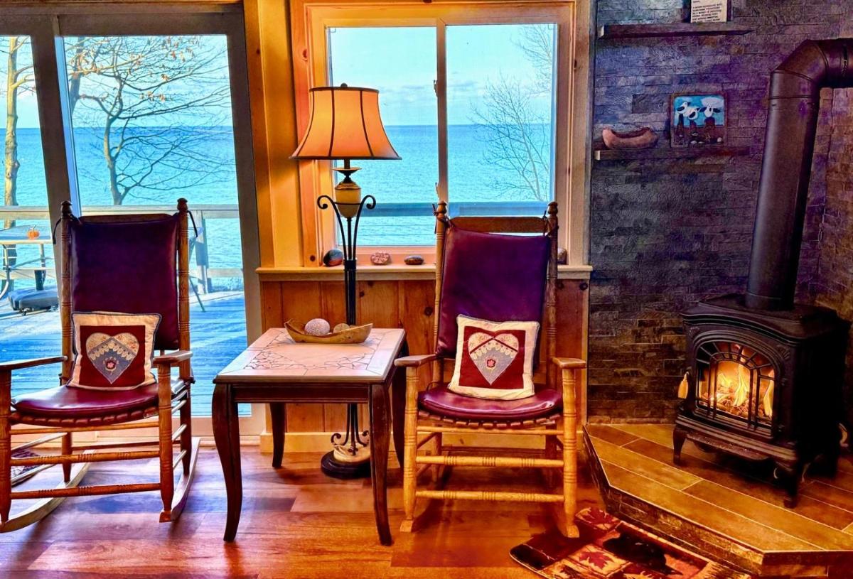 Lakefront Oak Cottage Hot Tub & Fire Pit - Housity