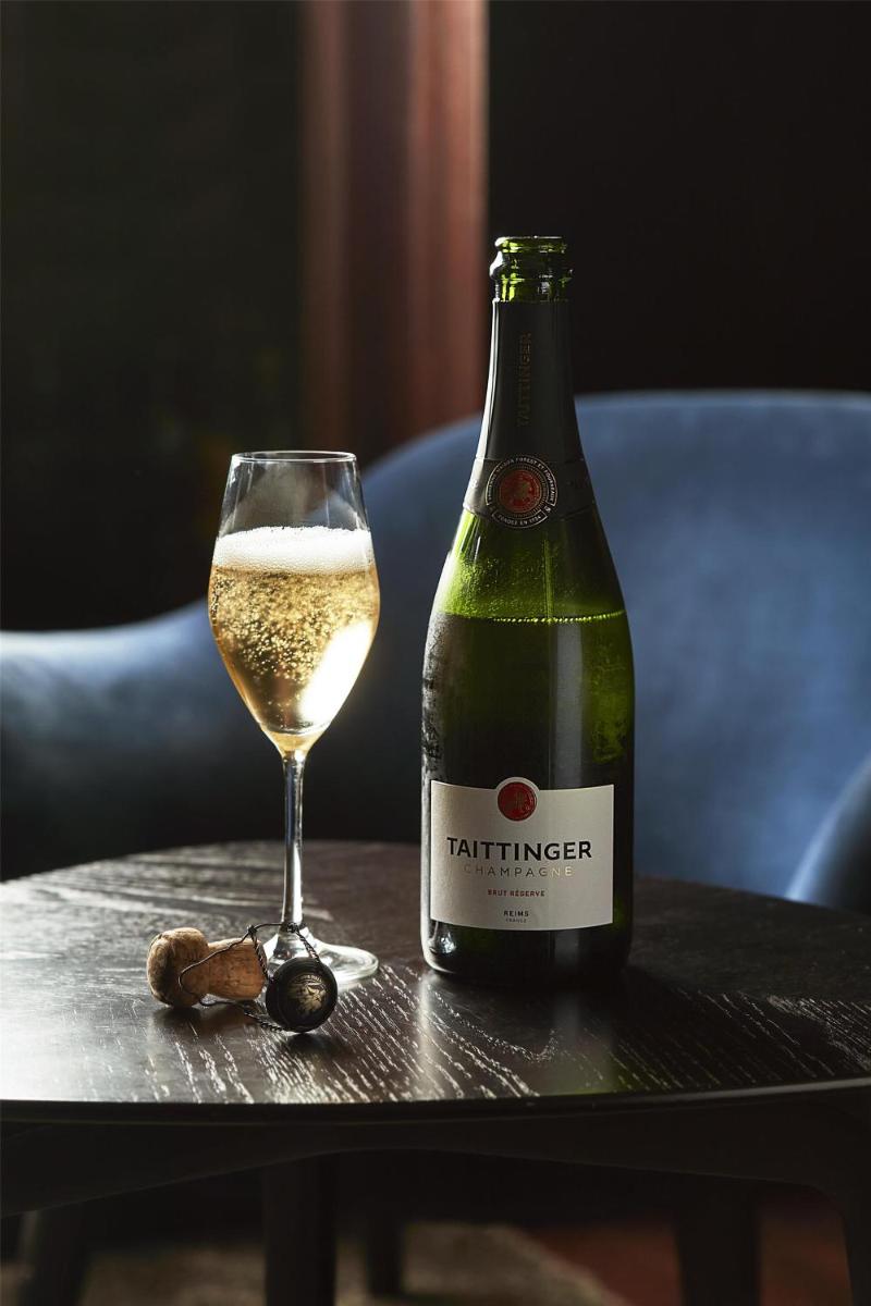 Eine Flasche Wein und ein Glas auf einem Tisch in der Unterkunft Kempinski Hotel Berchtesgaden in Berchtesgaden