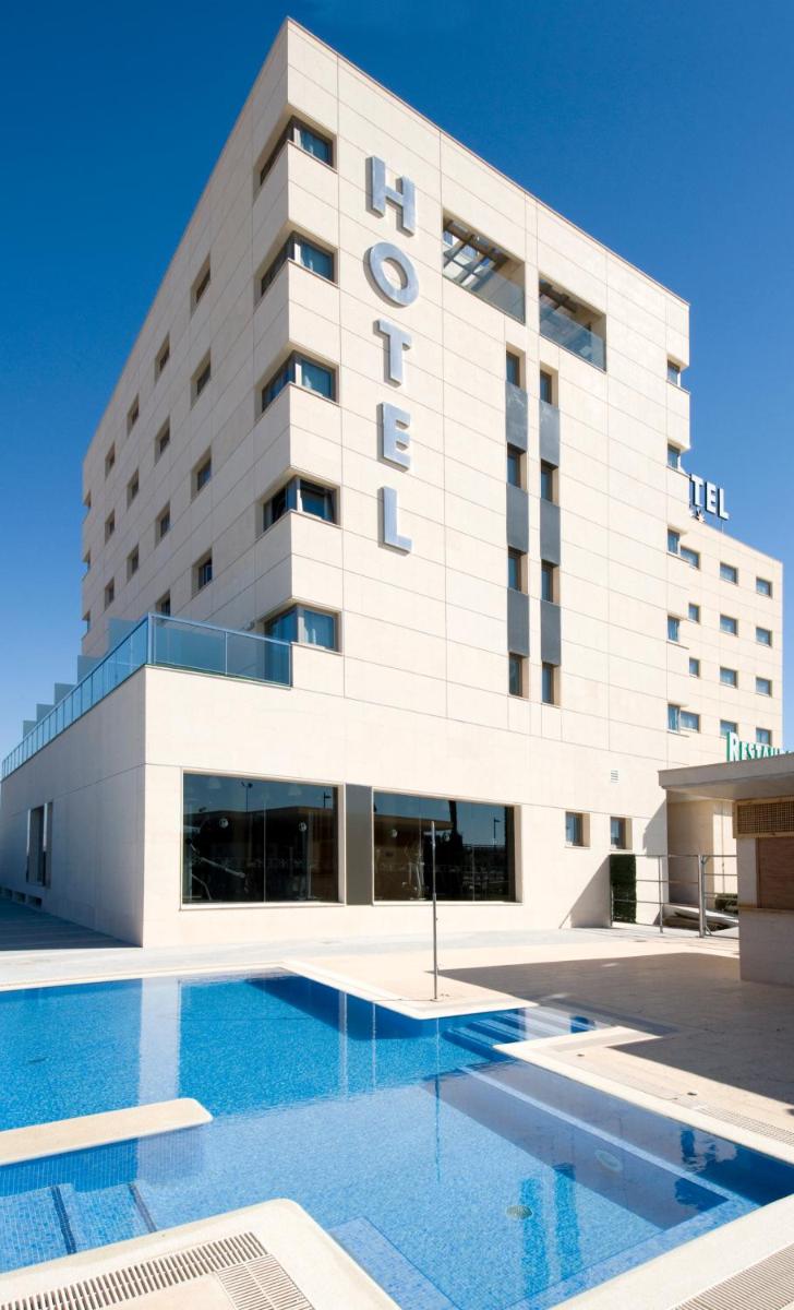 un hotel con piscina frente a un edificio en Executive Sport, en Totana