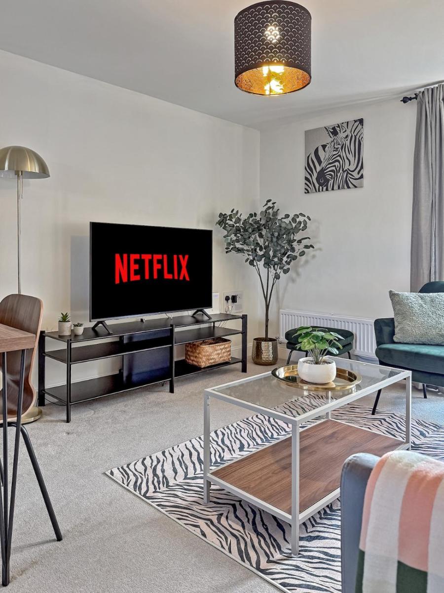 Stylish & Peaceful Bedford Apartment, FREE PARKING, Near M1 Motorway, LUXURY Condition Throughout, Sleeps 5 Guests - Housity