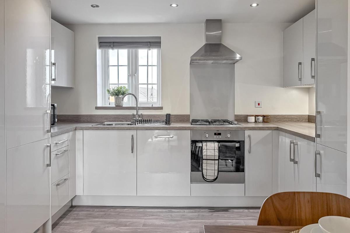 Stylish & Peaceful Bedford Apartment, FREE PARKING, Near M1 Motorway, LUXURY Condition Throughout, Sleeps 5 Guests - Housity