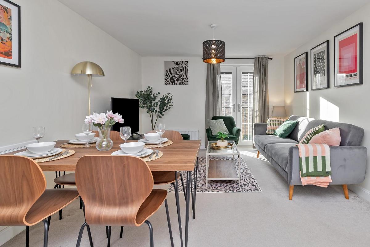 Stylish & Peaceful Bedford Apartment, FREE PARKING, Near M1 Motorway, LUXURY Condition Throughout, Sleeps 5 Guests - Housity