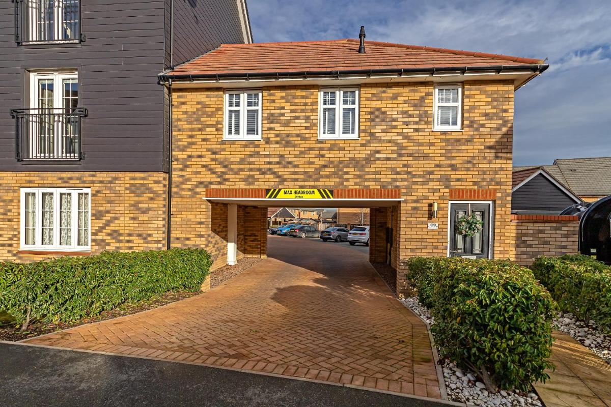 Stylish & Peaceful Bedford Apartment, FREE PARKING, Near M1 Motorway, LUXURY Condition Throughout, Sleeps 5 Guests - Housity
