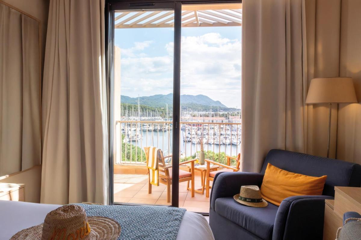une chambre d'hôtel avec vue sur un balcon dans l'établissement Hôtel Helios & SPA - Ile des Embiez, à Six-Fours-les-Plages