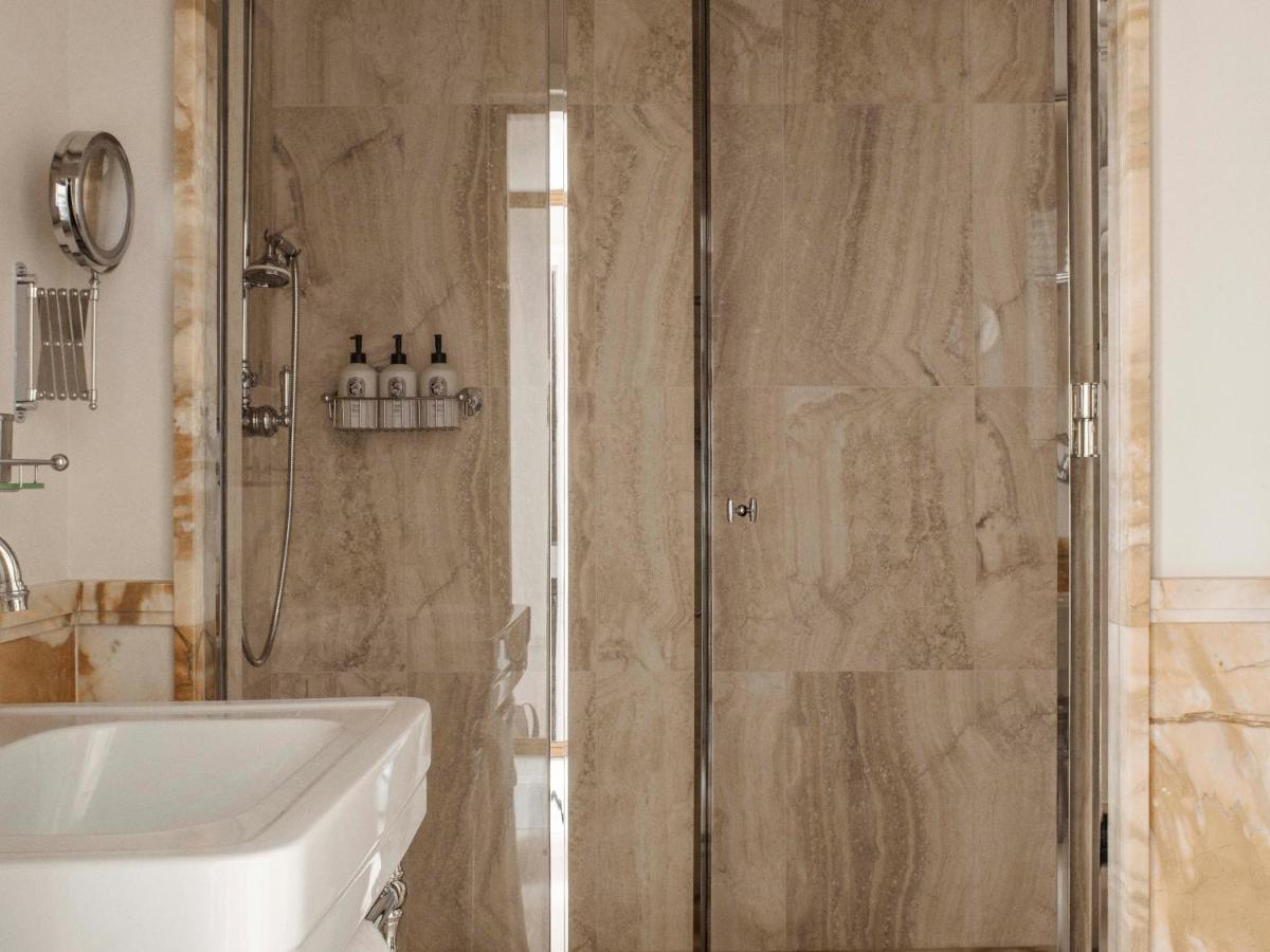 Salle de bains dans l'établissement Hôtel Balzac Paris & Spa Ikoï