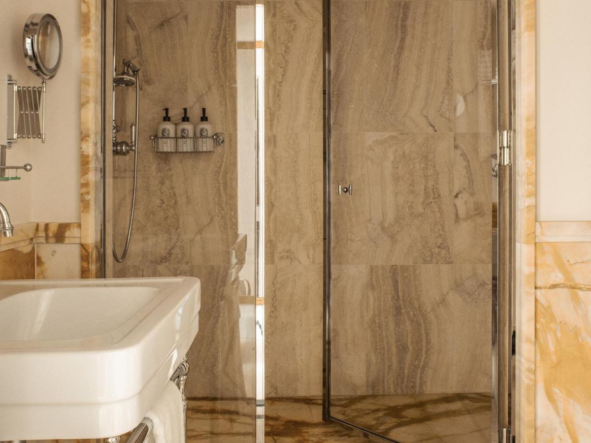 Salle de bains dans l'établissement Hôtel Balzac Paris & Spa Ikoï