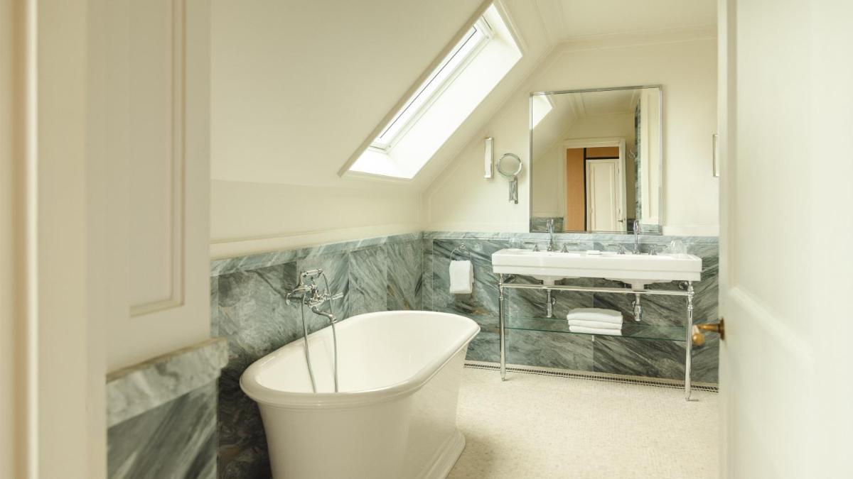 Salle de bains dans l'établissement Hôtel Balzac Paris & Spa Ikoï