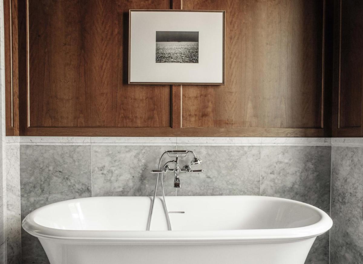 Salle de bains dans l'établissement Hôtel Balzac Paris & Spa Ikoï