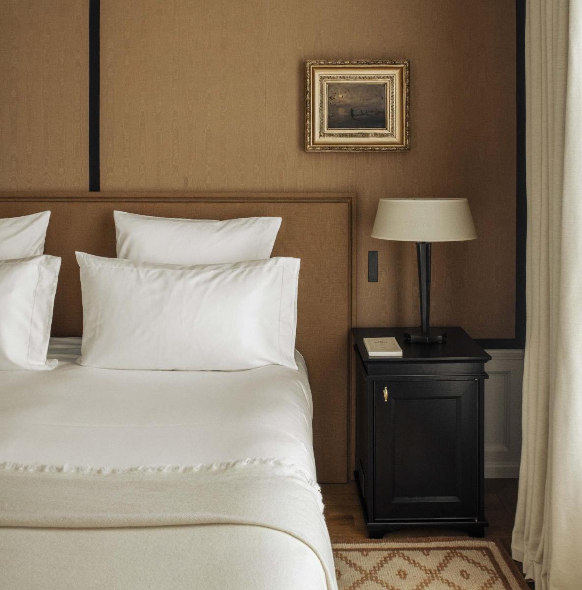 Un ou plusieurs lits dans un hébergement de l'établissement Hôtel Balzac Paris & Spa Ikoï