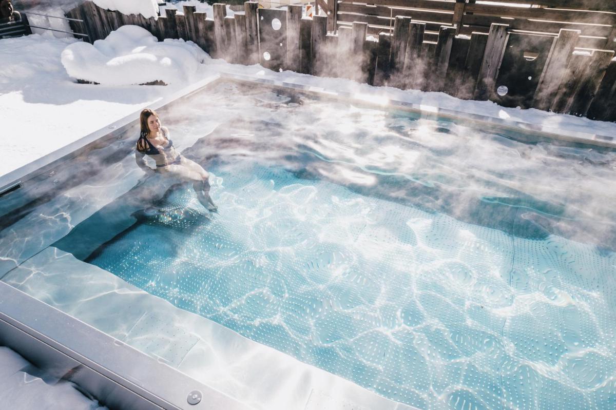 Piscine de l'établissement Les Gentianettes Hotel & Spa ou située à proximité