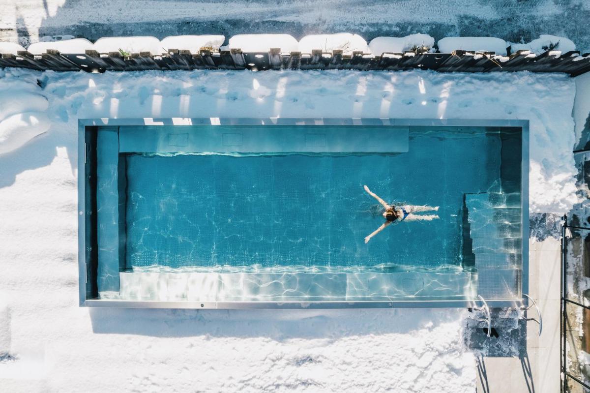 Piscine de l'établissement Les Gentianettes Hotel & Spa ou située à proximité