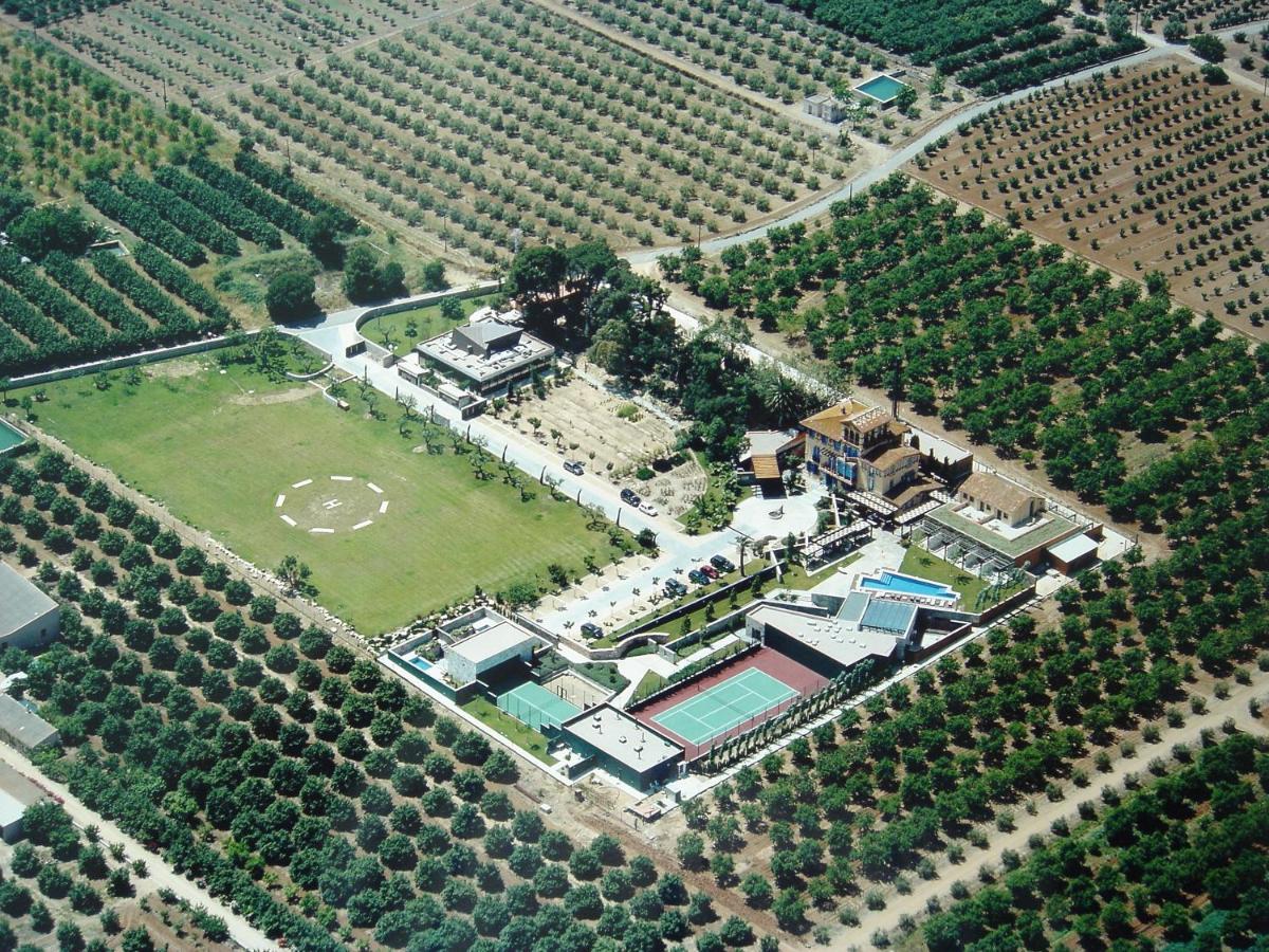 una vista aérea de una mansión con pista de tenis en Hotel Boutique Mas Passamaner, en La Selva del Camp
