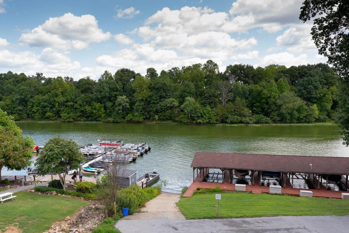 Boardwalk Hotel On Lake Anna By Kasa - Housity