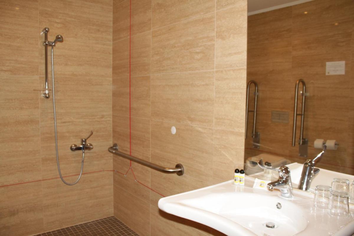 Uma casa de banho em Hotel O Gato & Spa