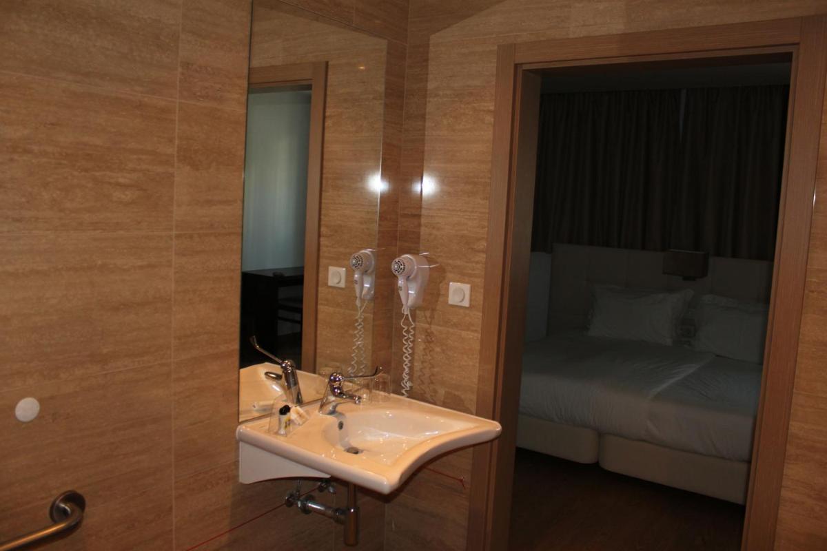 Uma casa de banho em Hotel O Gato & Spa