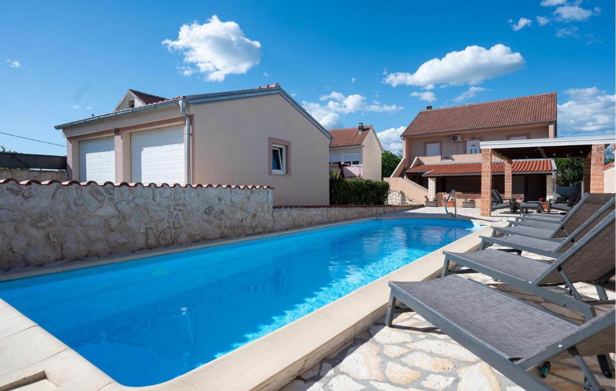 Gorgeous Home In Pridraga - Housity
