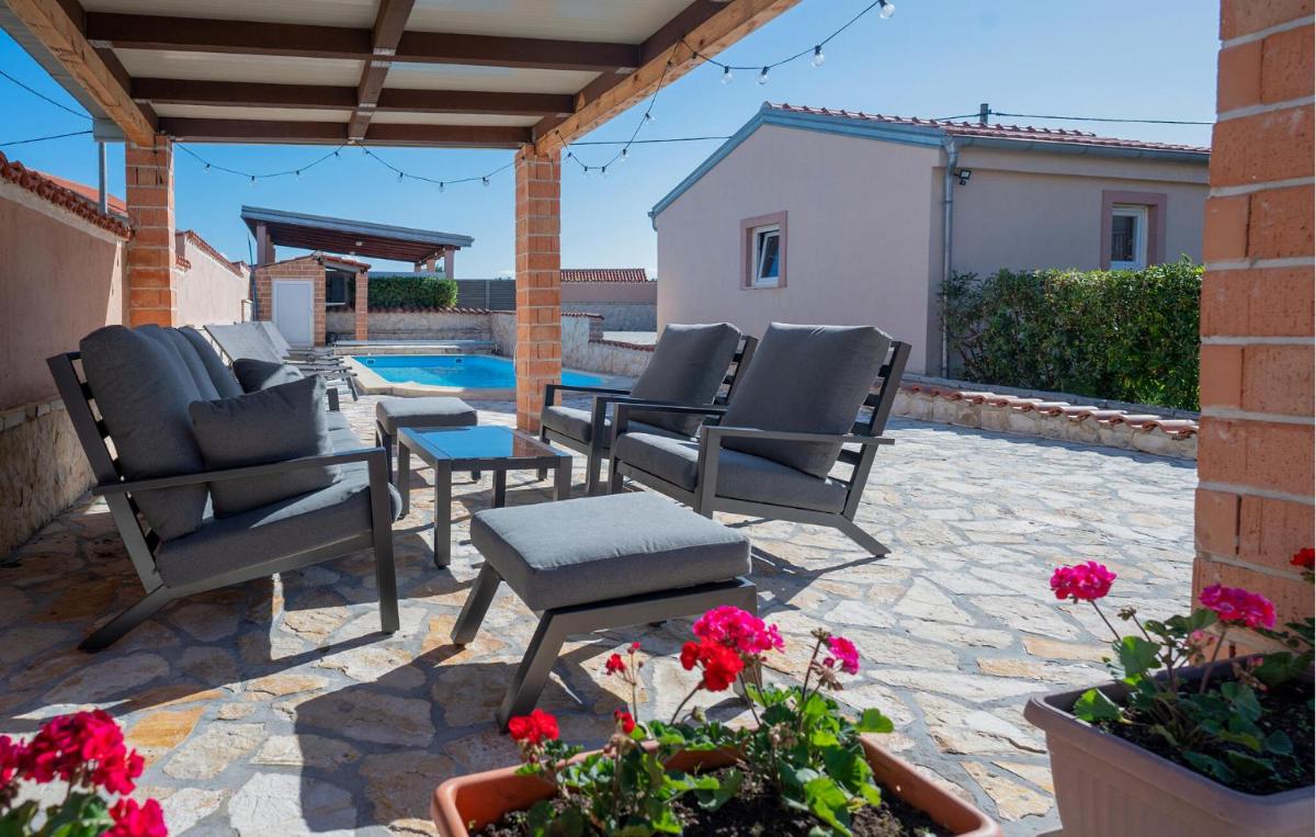Gorgeous Home In Pridraga - Housity