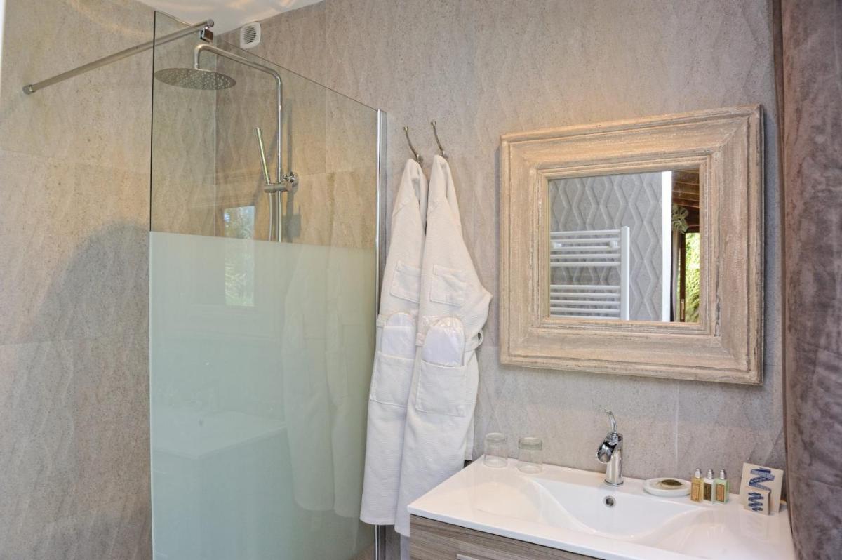 Salle de bains dans l'établissement Lodge de Charme A Cheda