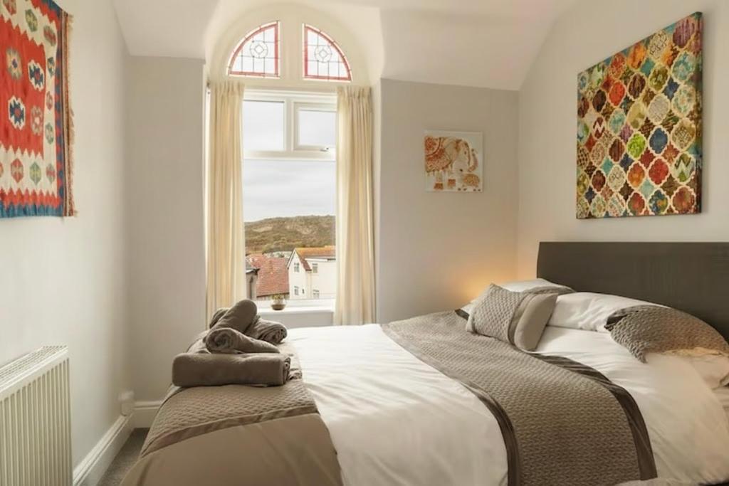 2BR Seaside Escape in Wales with Sea View - Housity