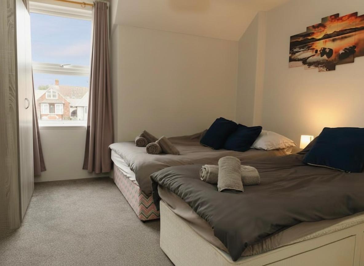 2BR Seaside Escape in Wales with Sea View - Housity