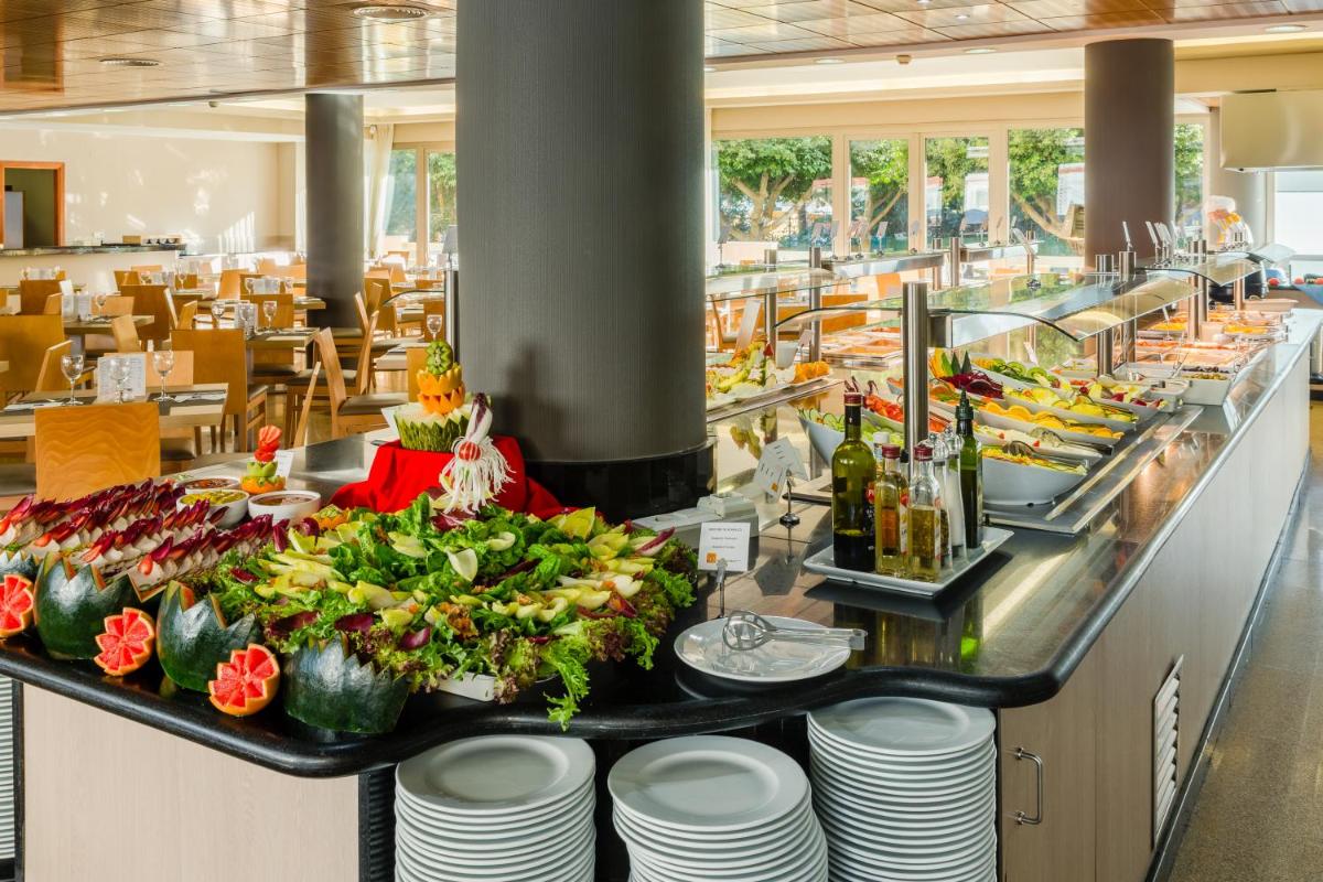 Comida en o cerca de este hotel