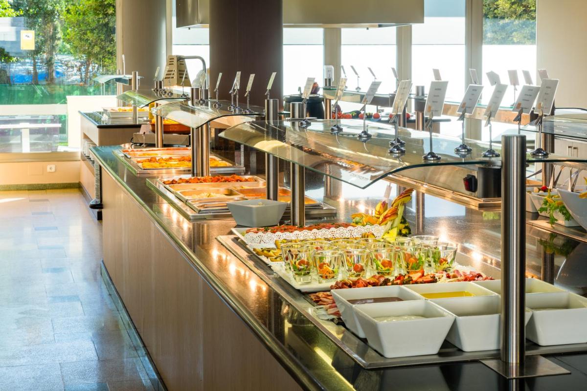 Comida en o cerca de este hotel