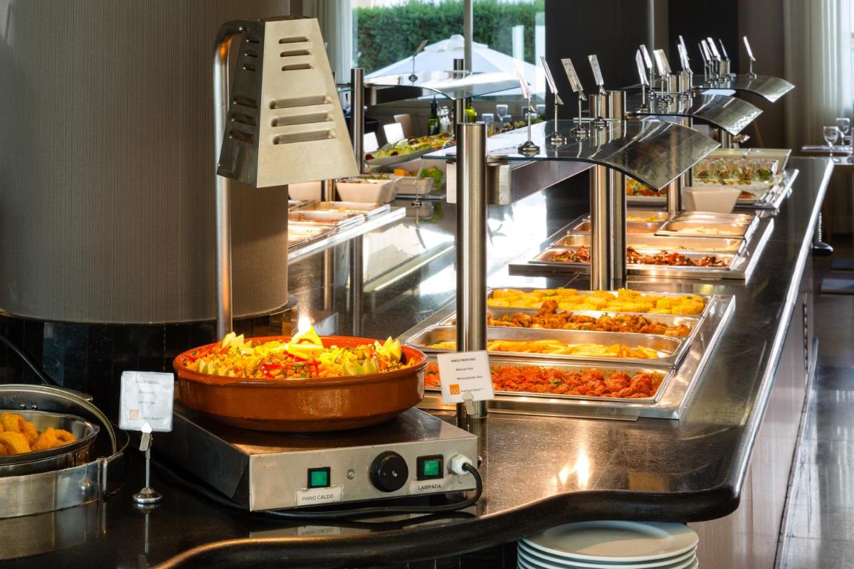 Comida en o cerca de este hotel