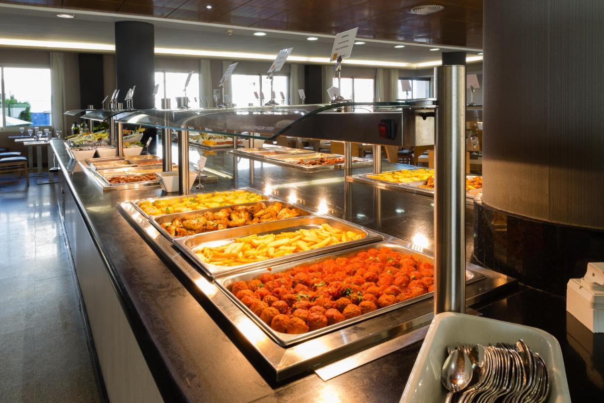 Comida en o cerca de este hotel