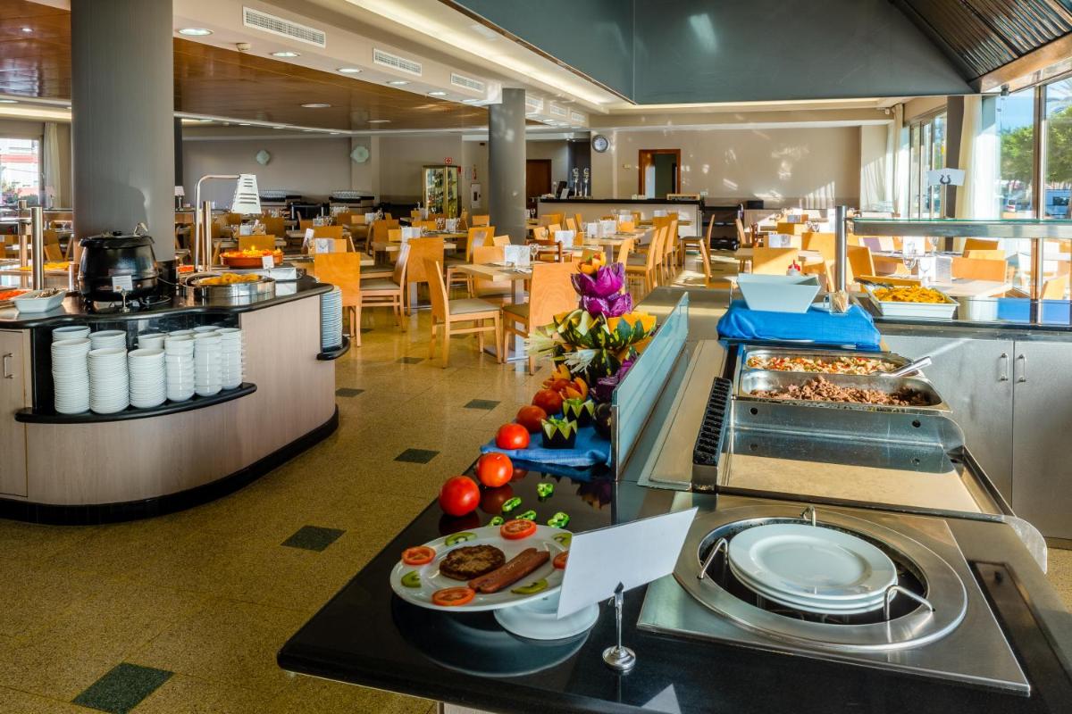 Comida en o cerca de este hotel