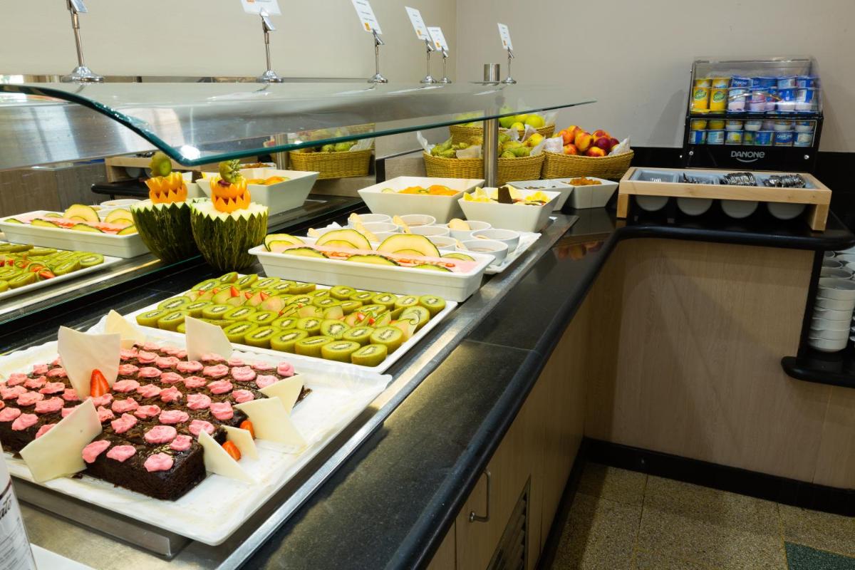 Comida en o cerca de este hotel