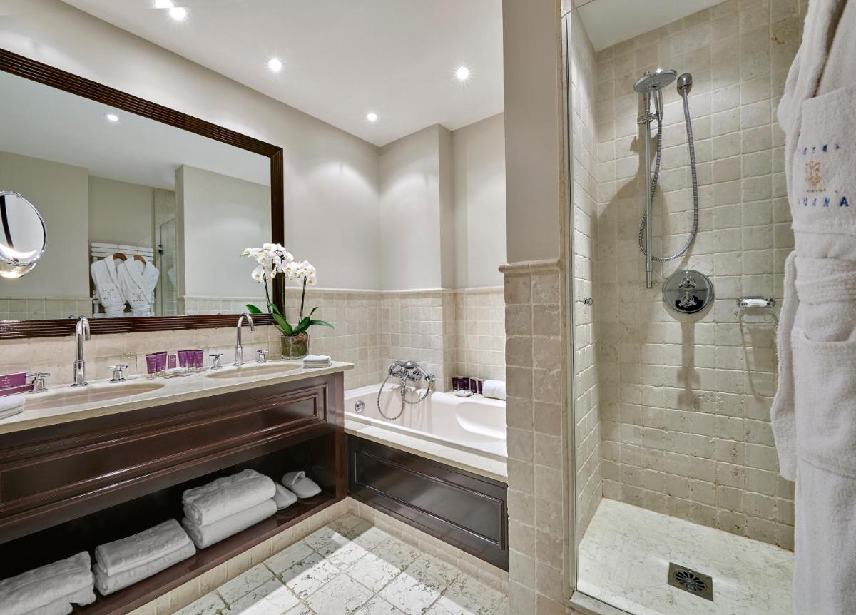 Salle de bains dans l'établissement Hôtel Juana