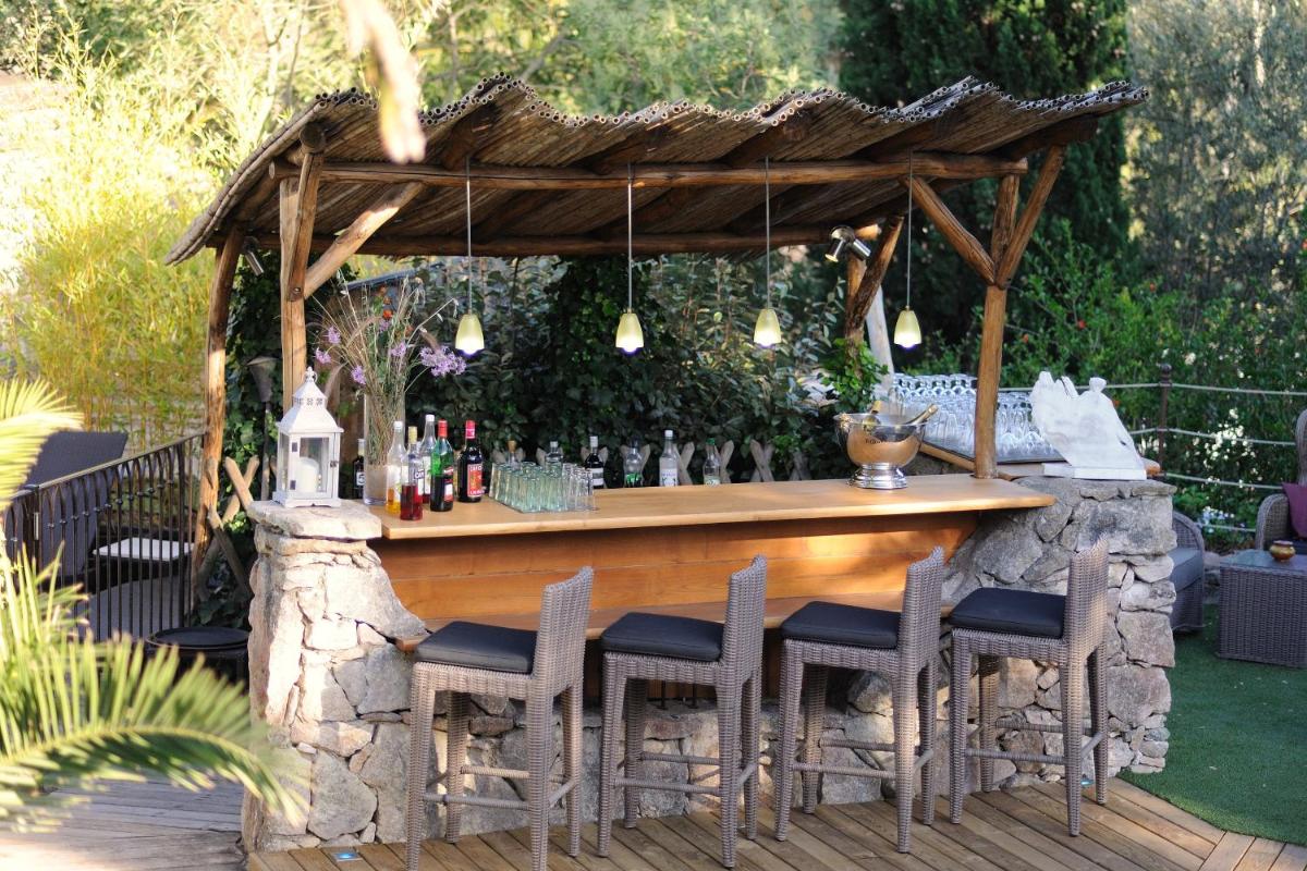 un bar dans un kiosque à musique dans un jardin dans l'établissement Lodge de Charme A Cheda, à Bonifacio